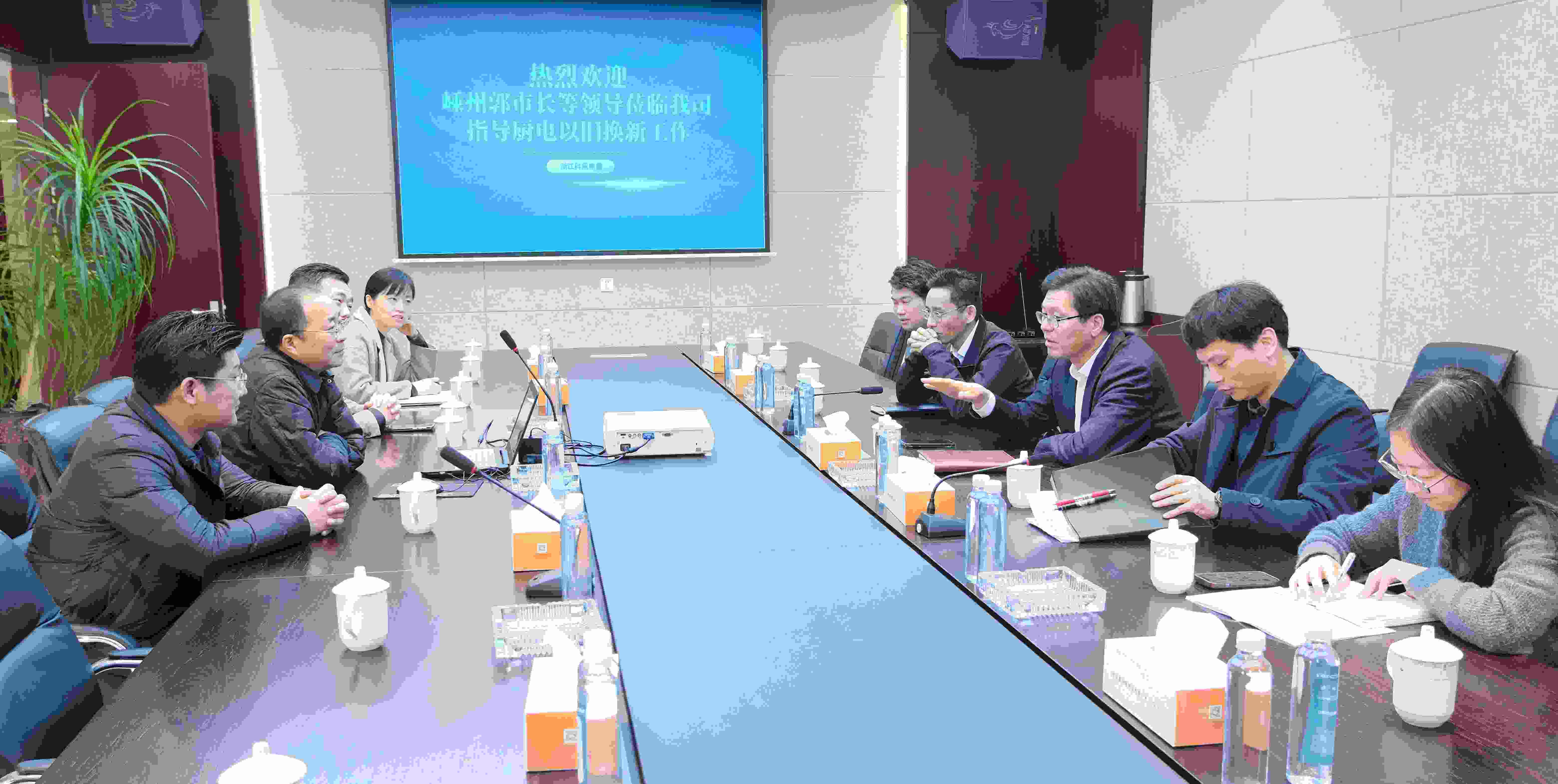 嵊州‌市副市長郭偉鋒，商務局領導一行蒞臨科恩調研廚電以舊換新工作！